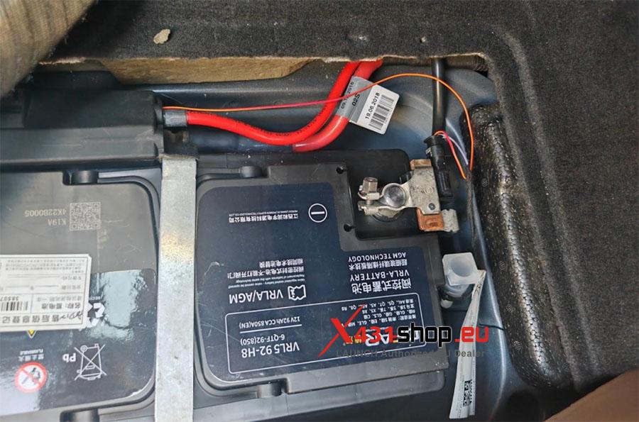 Picture of Porsche Cayenne lead acid battery and connecting cable (2)